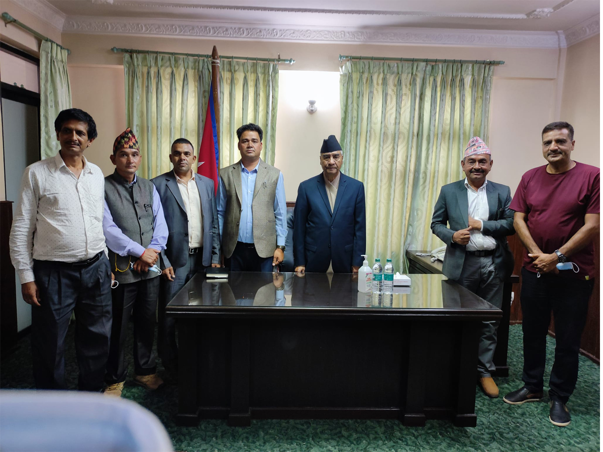 बैतडीका जनप्रतिनिधिले प्रधानमन्त्री देउवालाई भेटे 